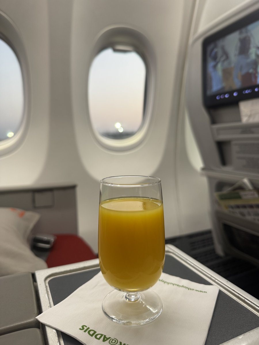 Frischer Orangensaft am Fenster in der Business Class