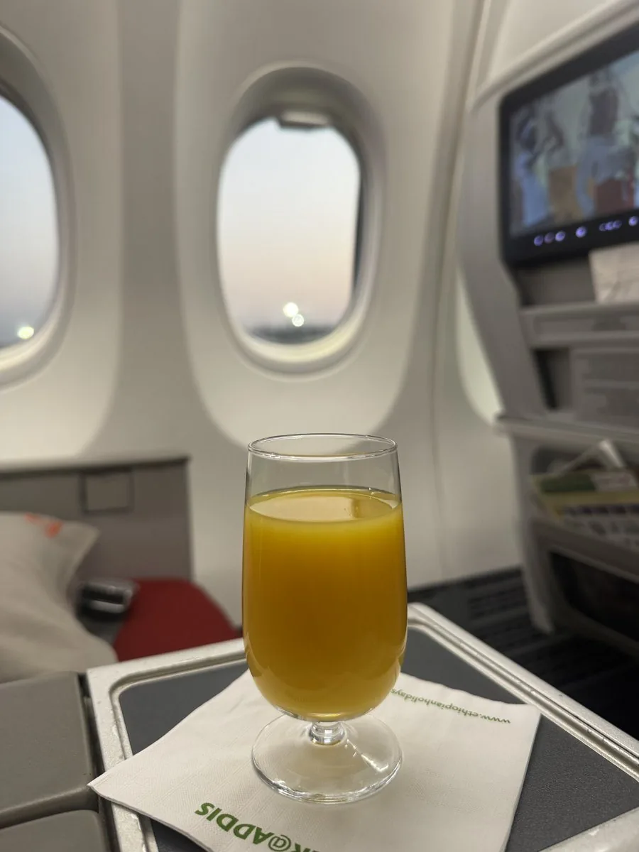 Frischer Orangensaft am Fenster in der Business Class