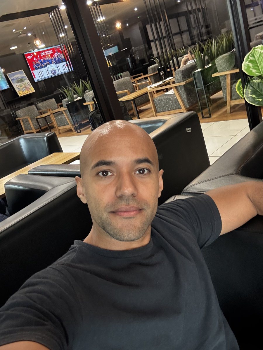In der Business-Class-Lounge in Dar es Salaam