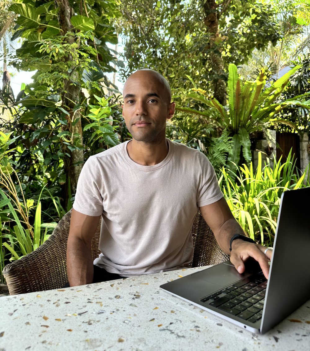 Dominik Kienzle arbeitet am Laptop – so läuft auch die Sprechstunde