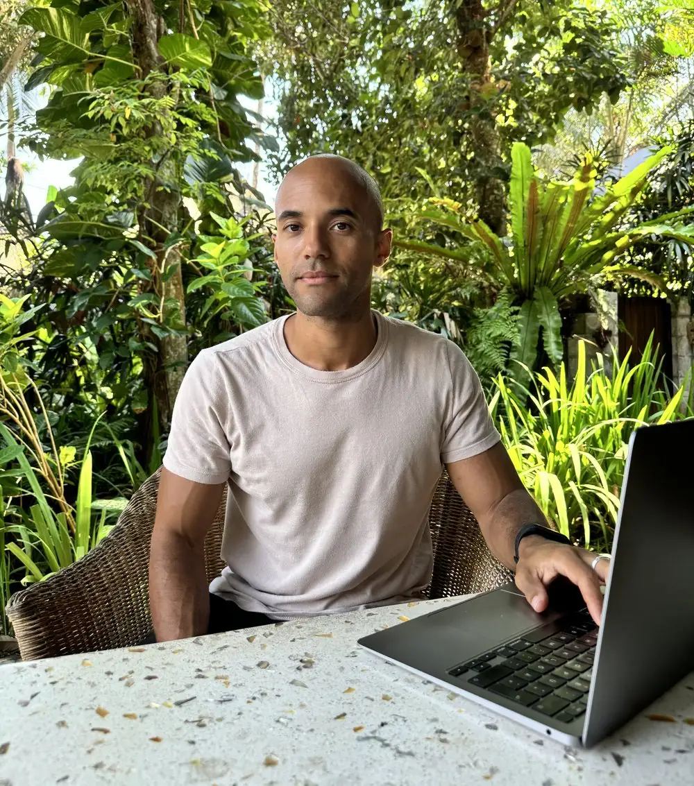 Dominik Kienzle arbeitet am Laptop – so läuft auch das Gespräch