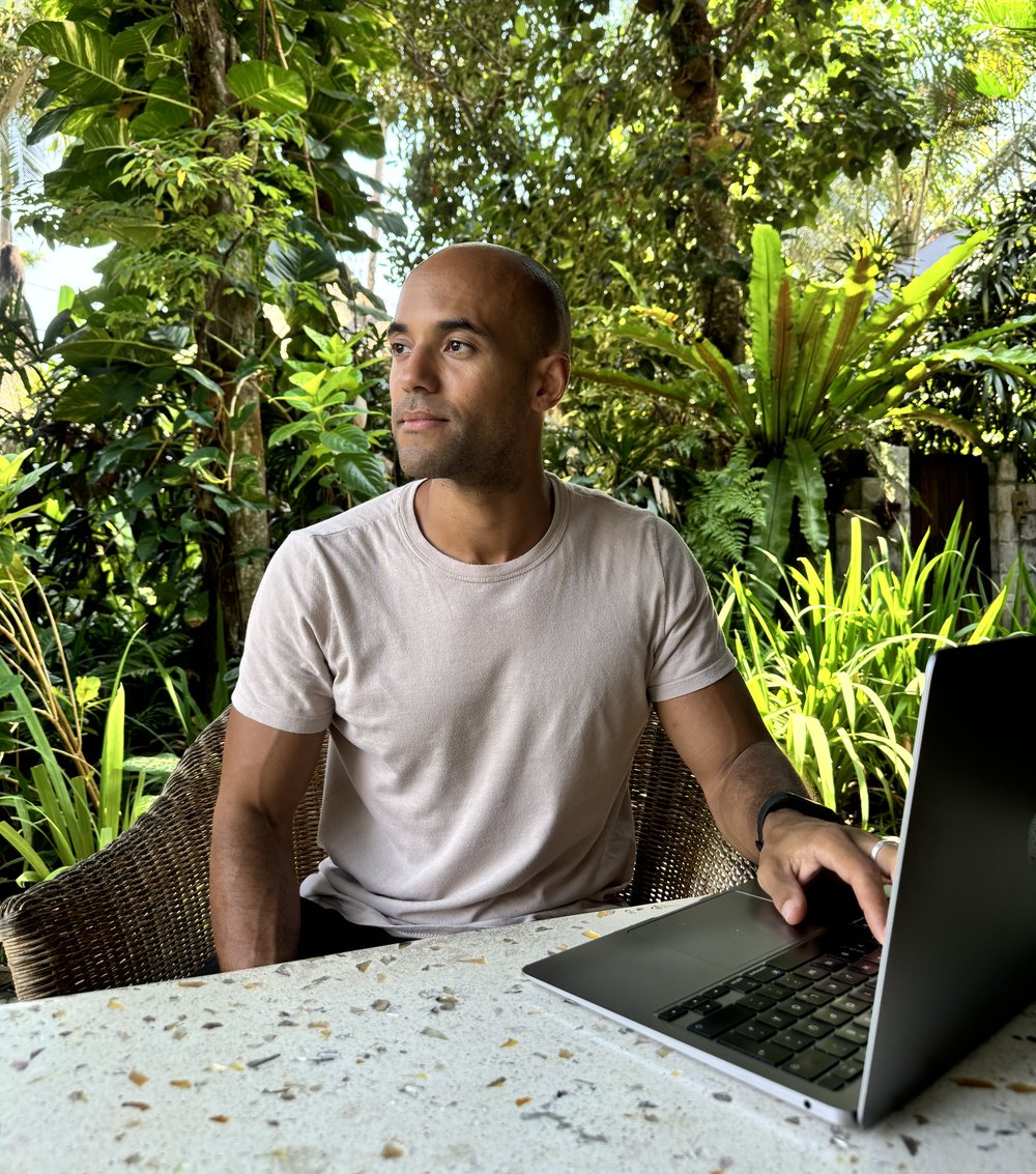 Dominik Kienzle arbeitet ortsunabhängig am Laptop