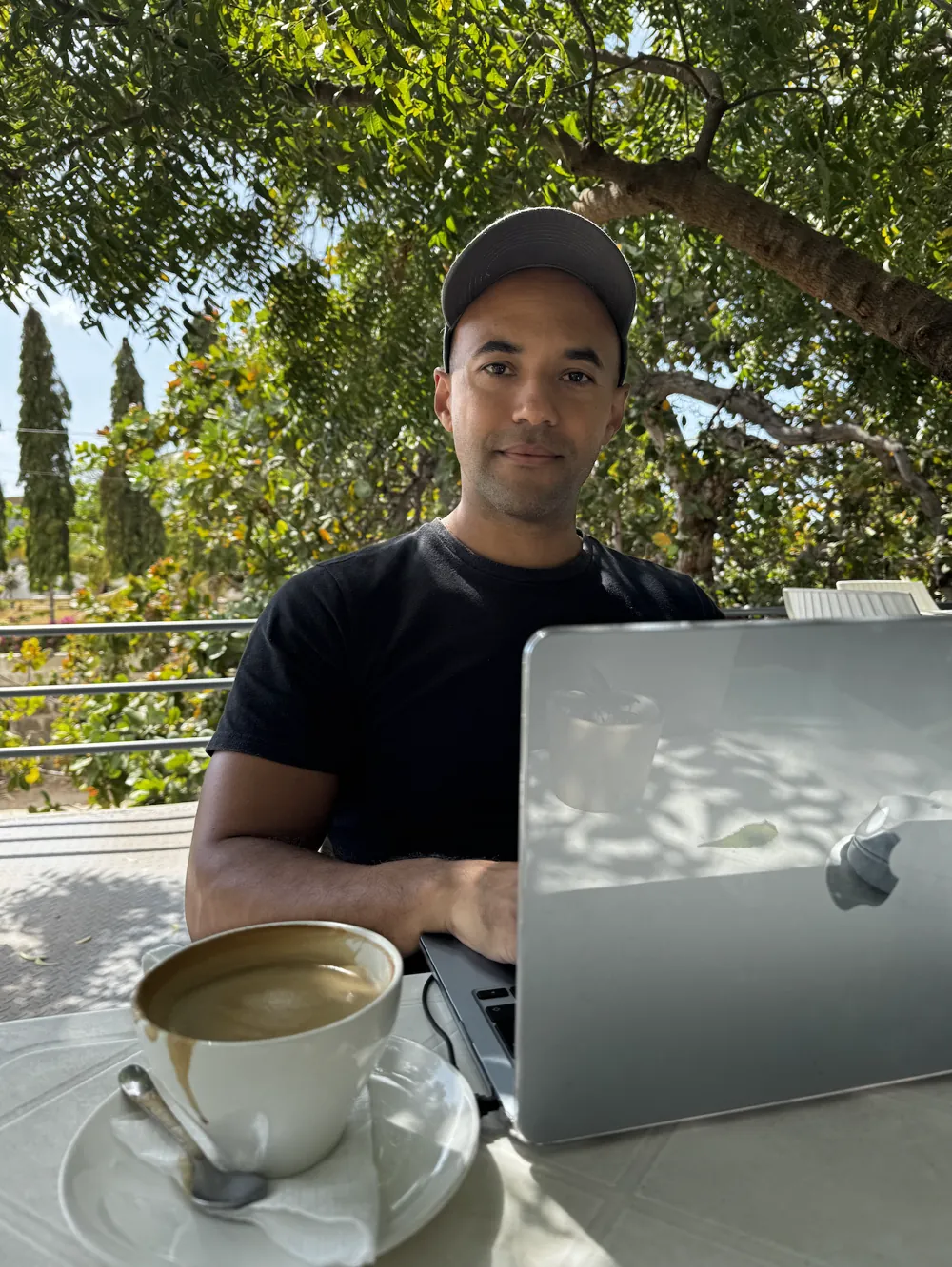 Dominik Kienzle arbeitet mit dem Laptop im Freien